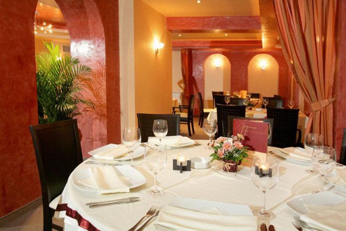 Riverside Family Hotel Yambol 외부 사진